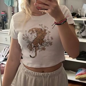 cropped tee with tiger design